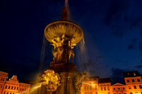 Hauptplatz mit Samsonbrunnen am Abend
