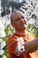 Karl Schroll im Marillenbaumgarten-170403-8592