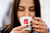 Cafe Eskeles, junge Dame mit einer Melange