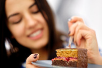 Cafe Eskeles, junge Dame beim Essen einer Eskelestorte