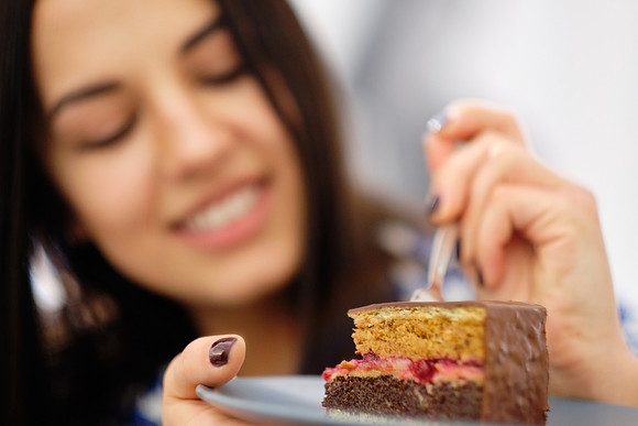 Cafe Eskeles, junge Dame beim Essen einer Eskelestorte
