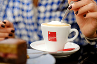 Cafe Eskeles, junge Dame mit einer Melange