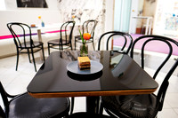 Cafe Eskeles mit Flodni Torte auf dem Tisch