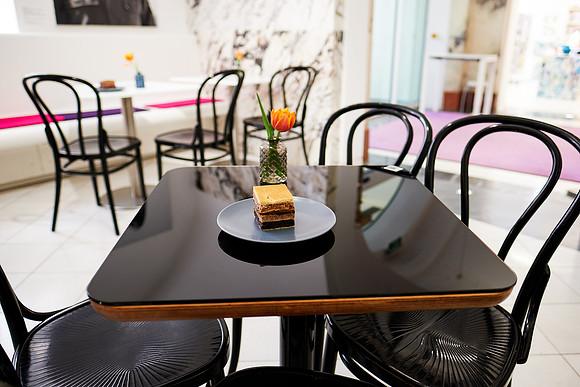 Cafe Eskeles mit Flodni Torte auf dem Tisch