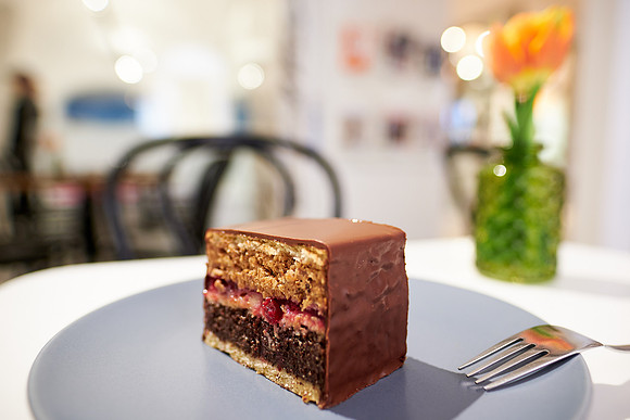 Cafe Eskeles mit Haustorte auf dem Tisch