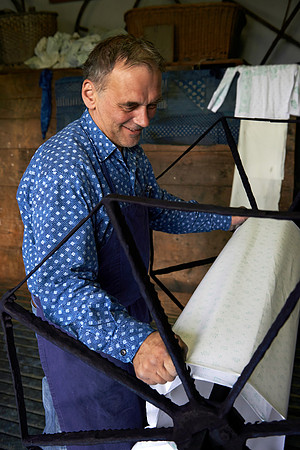 Blaudruck Koo, Aufspannen des Stoffes