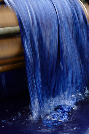 Blaudruck Koo, auswaschen des bedruckten Stoffes