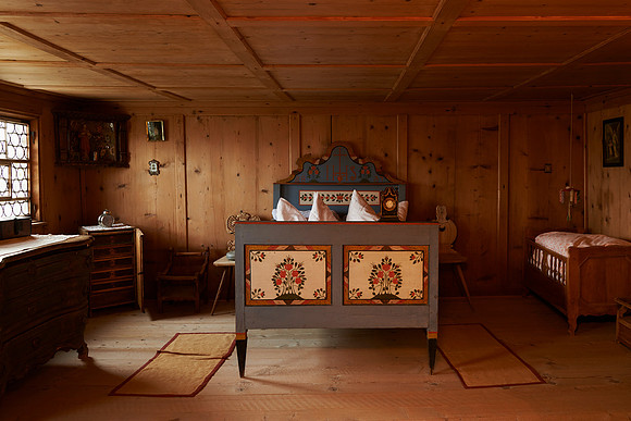 Ehebett und Kinderbett im Schlafzimmer-131104-0301