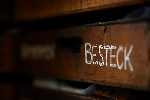 Holzkiste im Lager fuer Besteck-170222-7429