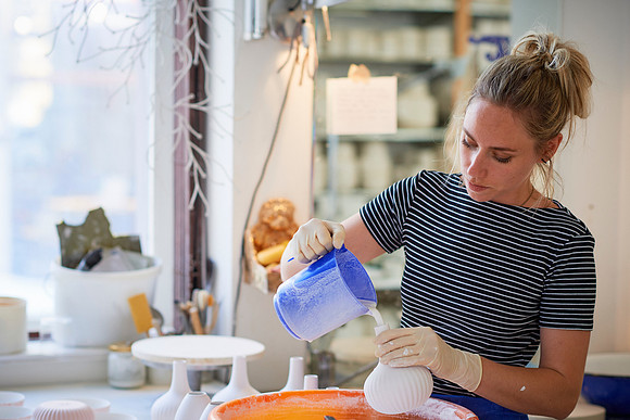 Glasieren einer Alice Vase-170522-FD-119 1_handwerk