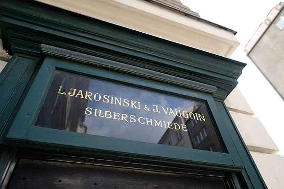 Jarosinski & Vaugoin Werbung vor dem Geschäft