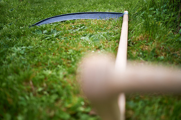 liegende Sense auf der Wiese