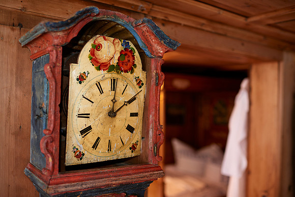 Bemalte Standuhr mit Blick in das Schlafzimmer-170727-3768 1_brauchtum