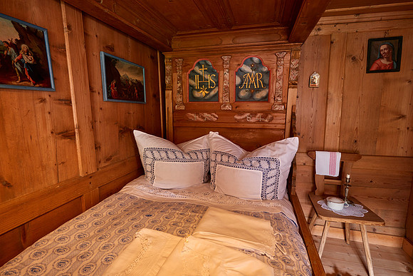 Elternschlafzimmer mit Ehebett-170727-3872 2_brauchtum
