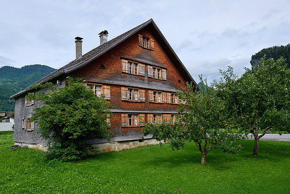Seitenansicht des geschindelten Bauernhauses-170727-3893 2_brauchtum