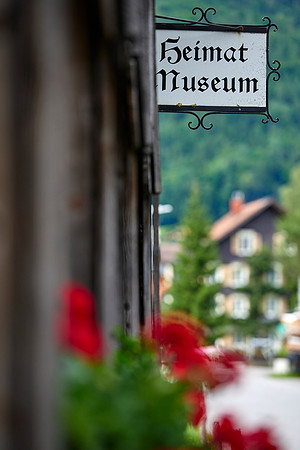 Schild Heimatmuseum mit Blumen-170727-3912 2_brauchtum
