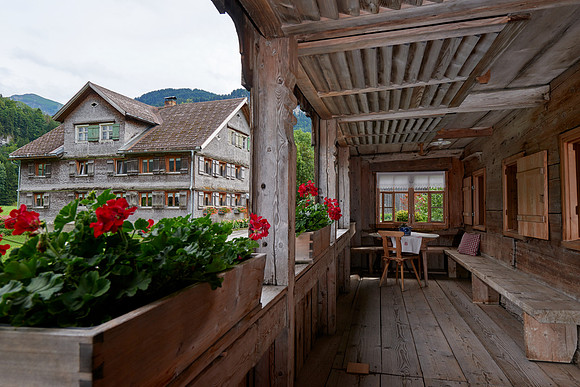 Schopf mit Sitzecke, im Hintergrund ein Bregenzerwälderhaus-170727-3906 2_brauchtum