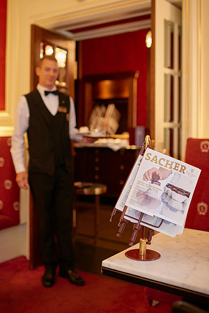 Café Sacher, Kellner serviert eine Sachertorte