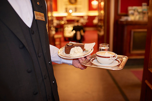 Café Sacher, Kellner serviert eine Sachertorte