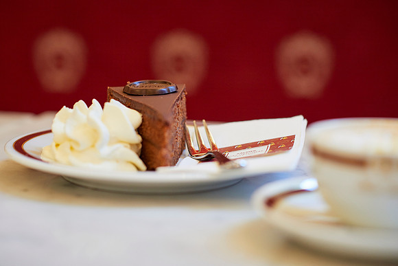 Sachertorte mit Schlagsahne und Melange