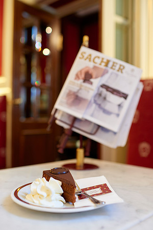 Sachertorte mit Schlagsahne