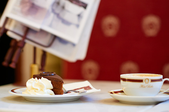 Sachertorte mit Schlagsahne