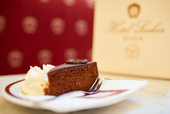 Sachertorte mit Schlagsahne