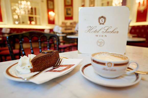 Sachertorte mit Schlagsahne und Melange