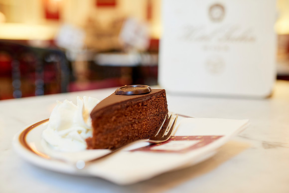 Sachertorte mit Schlagsahne