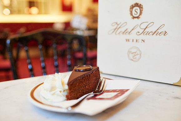 Sachertorte mit Schlagsahne