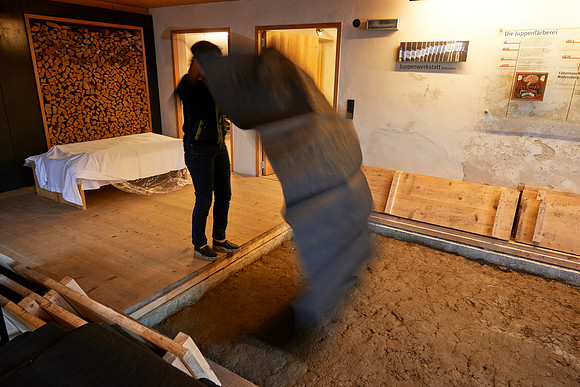 Juppenwerkstatt in Riefensberg, der Stoff wird zum befeuchten ausgelegt.