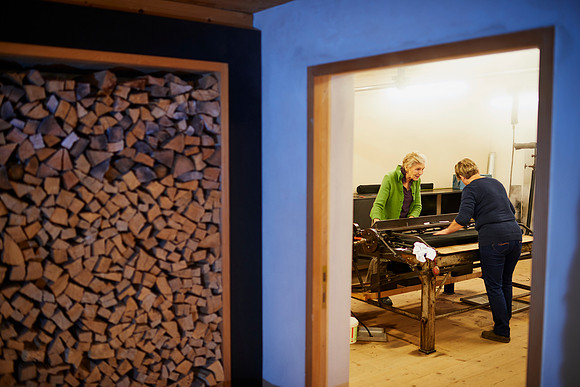 Juppenwerkstatt in Riefensberg, Blick in den Raum mit der Fältelmaschine.