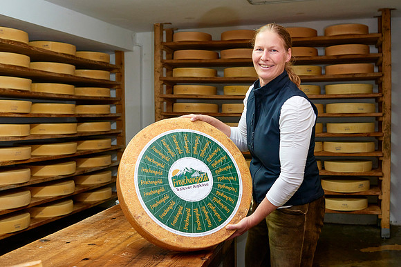 Andrea Felder im Käsekeller