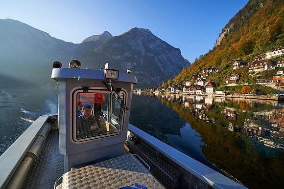 Rückkehr des Fischerbootes mit Blick auf Hallstatt