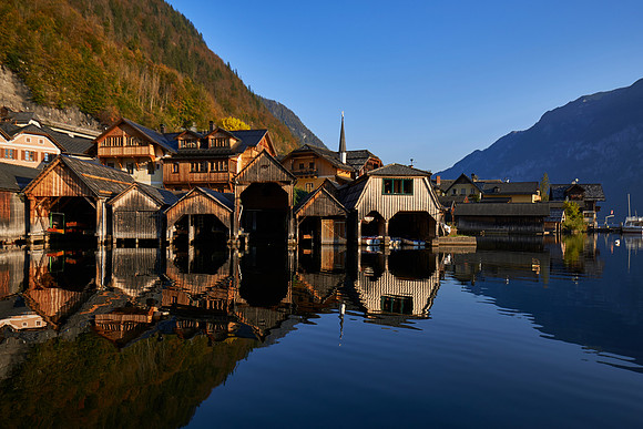Blick auf die Bootshäuser vom See aus