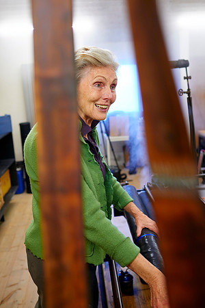 Frau Mätzler an der Fältelmaschine