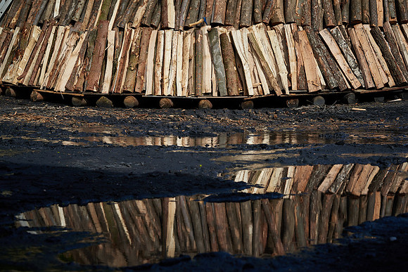 Spiegelung des Meilers im Wasser