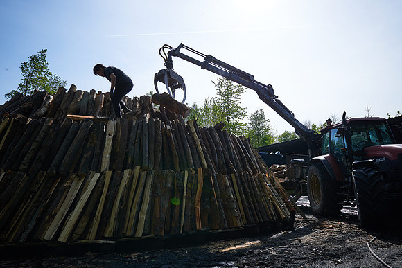 Aufschichten des Meilers mit dem Holzkran