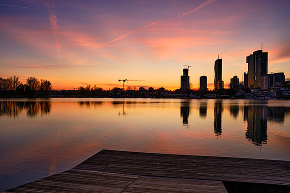 Blick über die Donau auf die Donaucity im Abendrot