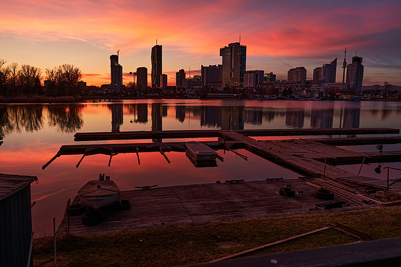 Blick über die Donau auf die Donaucity im Abendrot