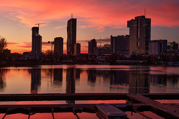 Blick über die Donau auf die Donaucity im Abendrot