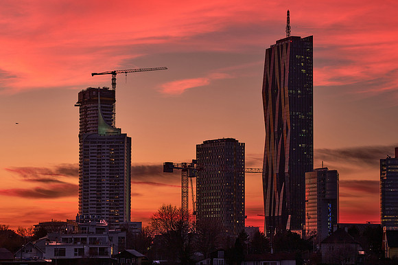 Blick über die Donau auf die Donaucity im Abendrot