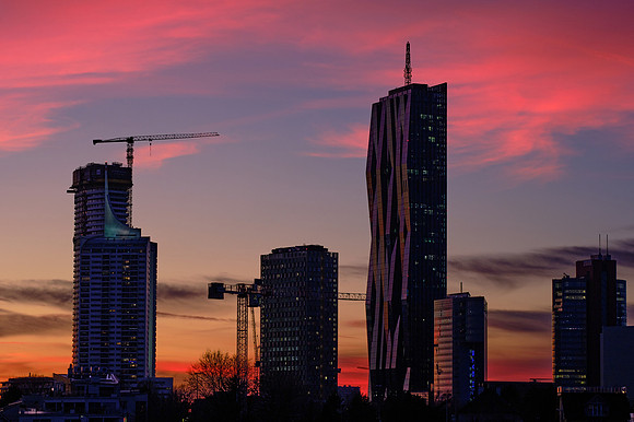 Blick über die Donau auf die Donaucity im Abendrot