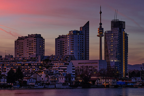 Blick über die Donau auf die Donaucity im Abendrot
