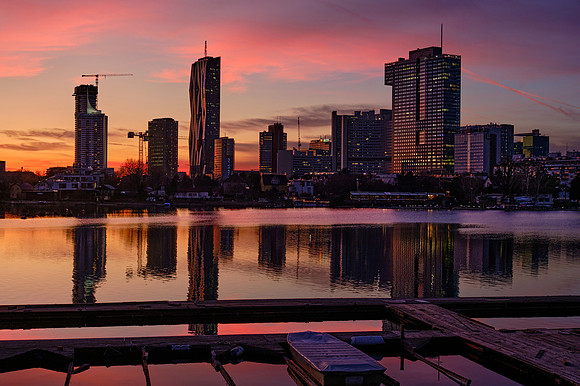 Blick über die Donau auf die Donaucity im Abendrot