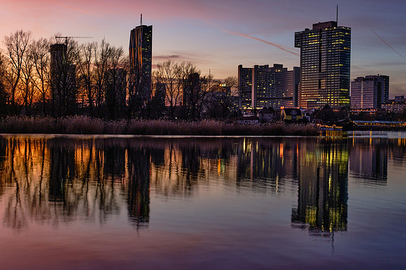 Blick über die Donau auf die Donaucity im Abendrot