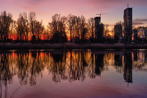Blick über die Donau auf die Donaucity im Abendrot