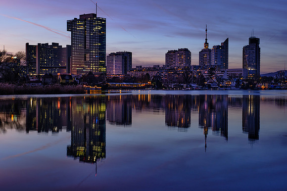 Blick über die Donau auf die Donaucity im Abendrot