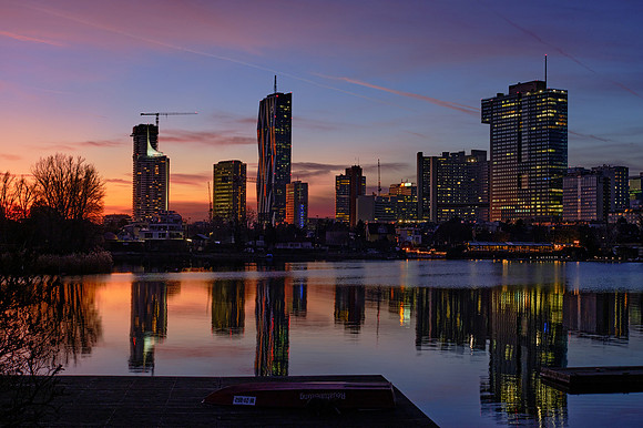 Blick über die Donau auf die Donaucity im Abendrot