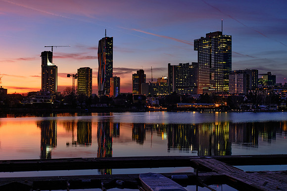 Blick über die Donau auf die Donaucity im Abendrot